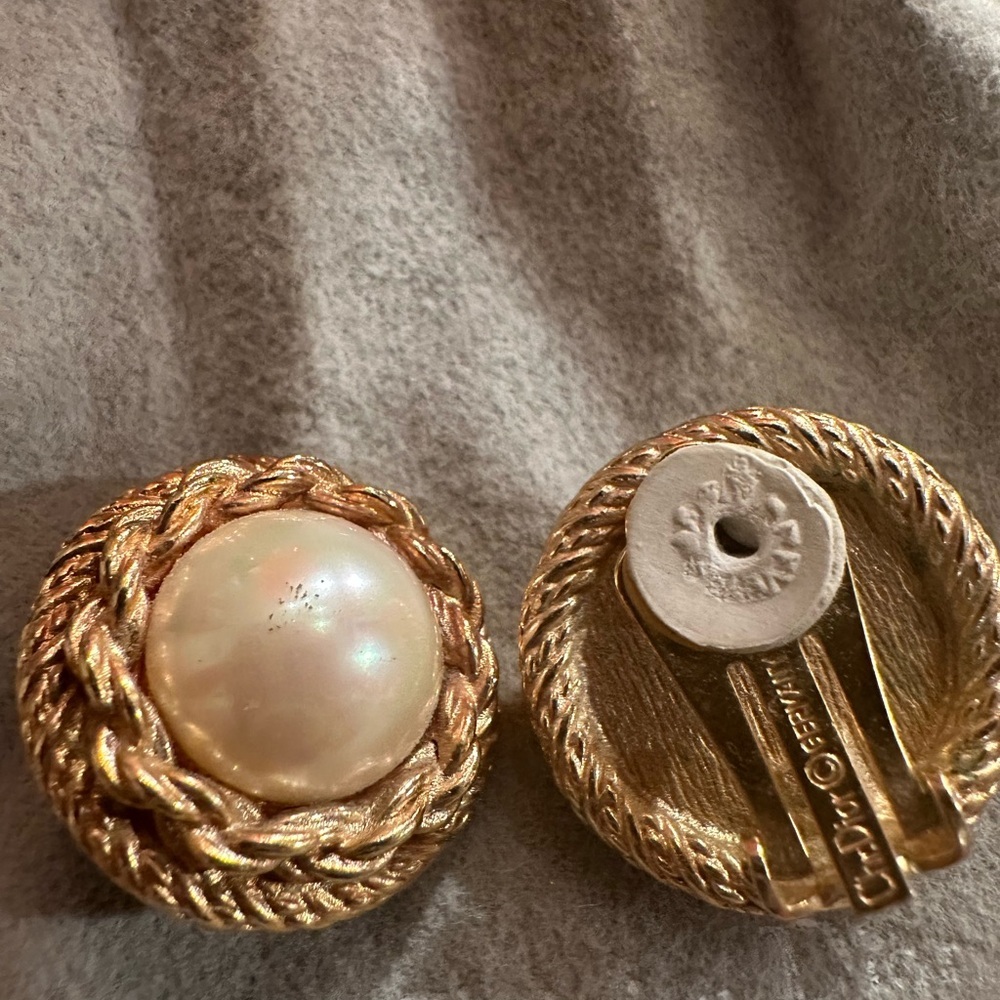 33) Christian Dior Vintage Pearl Clip-on Earrings - Picture 5 of 6